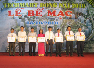 Các tập thể, cá nhân có thành tích xuất sắc trong việc tham gia Techmart Dong Nai 2010 nhận bằng khen của UBND tỉnh