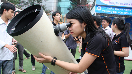 Các bạn trẻ tham quan gian hàng của CLB Thiên văn nghiệp dư TP.HCM tại liên hoan - Ảnh: T.HUỲNH